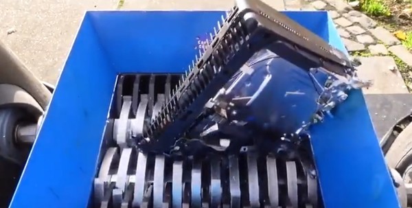 老外将索尼PS5主机扔进粉碎机结果后者差点没干过_PS4-游民部落(gamecolg.com)