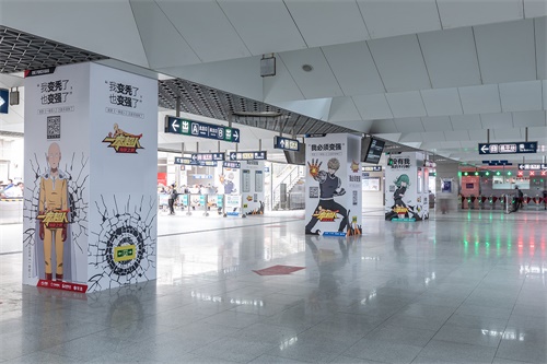 《一拳超人:最强之男》众英雄空降西二旗地铁站_游戏资讯-游民部落(gamecolg.com)