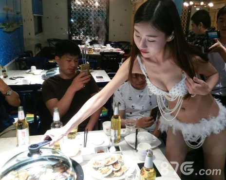 聘比基尼美女端菜衣着暴露直辣眼睛_游戏资讯-游民部落(gamecolg.com)