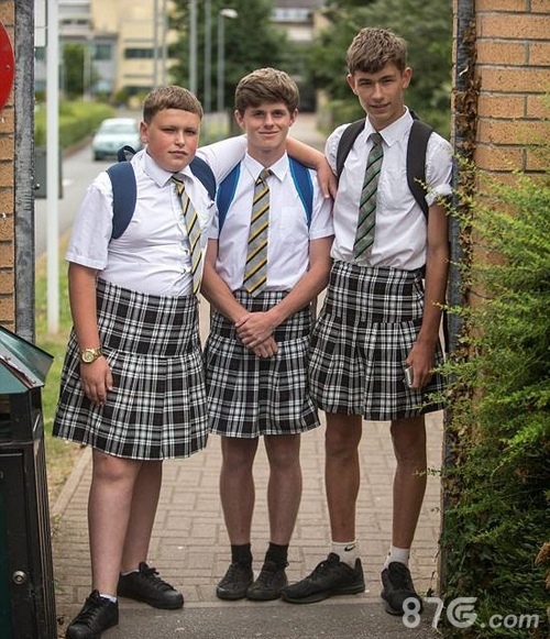 英国小学男生集体穿短裙抗议无短裤校规勇气可嘉_游戏资讯-游民部落(gamecolg.com)