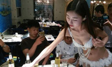 聘比基尼美女端菜衣着暴露直辣眼睛