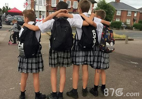 英国小学男生集体穿短裙抗议无短裤校规勇气可嘉_游戏资讯-游民部落(gamecolg.com)