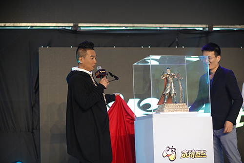 贪玩游戏陈小春露天开唱现场火爆游客翻墙进场_游戏资讯-游民部落(gamecolg.com)