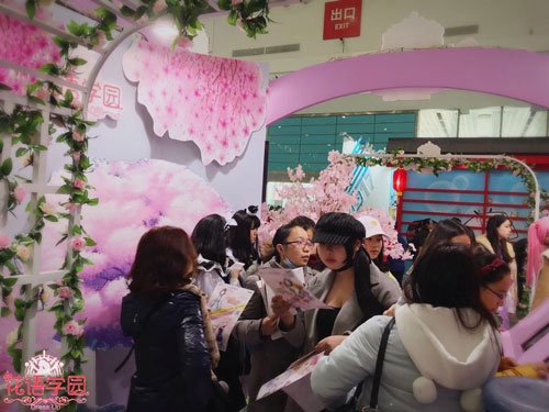 超人气少女手游《花语学园》引爆武汉艾妮漫展_游戏资讯-游民部落(gamecolg.com)