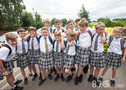 英国小学男生集体穿短裙抗议无短裤校规勇气可嘉_游戏资讯-游民部落(gamecolg.com)