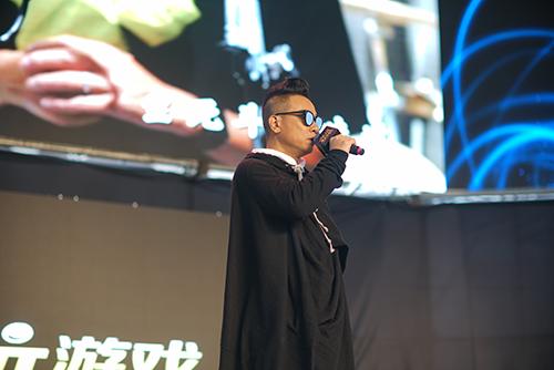 贪玩游戏陈小春露天开唱现场火爆游客翻墙进场_游戏资讯-游民部落(gamecolg.com)