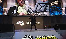 贪玩游戏陈小春露天开唱现场火爆游客翻墙进场