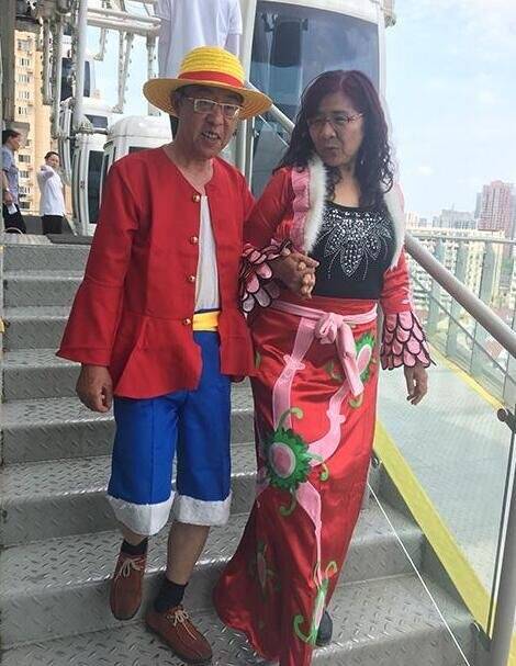 《航海王启航》现场直击报道6旬老汉COS路飞上摩天轮_游戏资讯-游民部落(gamecolg.com)