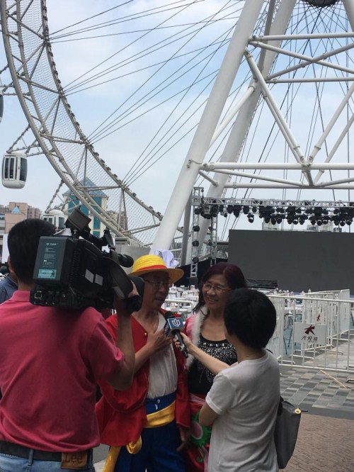 《航海王启航》现场直击报道6旬老汉COS路飞上摩天轮_游戏资讯-游民部落(gamecolg.com)