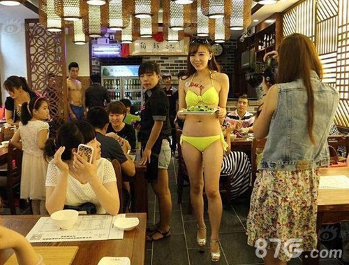 聘比基尼美女端菜衣着暴露直辣眼睛_游戏资讯-游民部落(gamecolg.com)