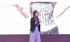 《血族》女神COS团降临CCG板野友美倾情助阵