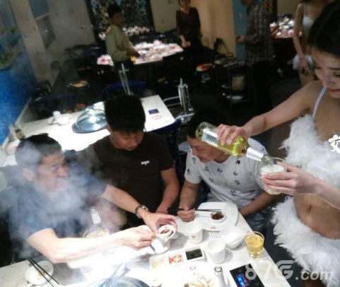 聘比基尼美女端菜衣着暴露直辣眼睛_游戏资讯-游民部落(gamecolg.com)